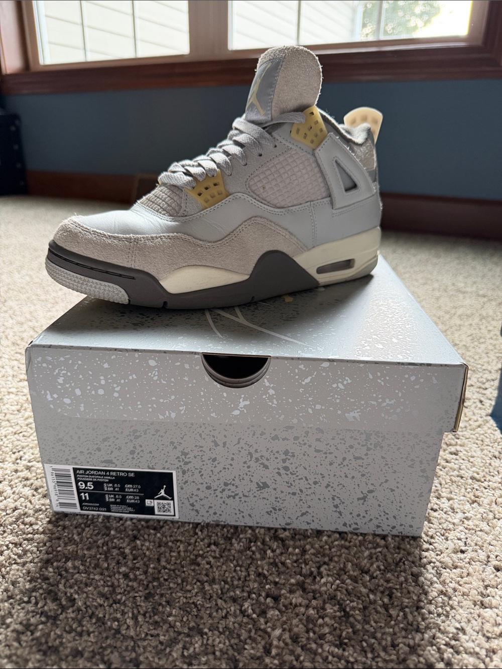 Air Jordan 4s Retro Photon Dust USED M 9.5/W 11